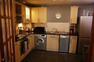 Modern Chic Apartment, Lift Access & Free Parking - 5