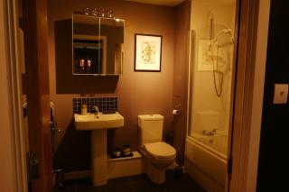 Modern Chic Apartment, Lift Access & Free Parking - 4