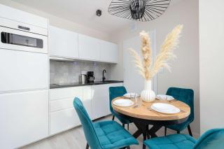 Eleganckie Apartamenty Blisko Plaży w Niechorzu z Klimatyzacją w Salonie i Parkingiem by Noclegi Renters - 4