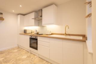 Apartment 1, King's Court - 7
