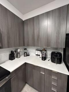 The Midtown Gem - Luxury Living Close to It All - 8
