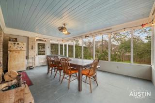 Near UT Pet Friendly w Parking 3BR 2.5BA in Walkable Area By Austin Vacay - 2