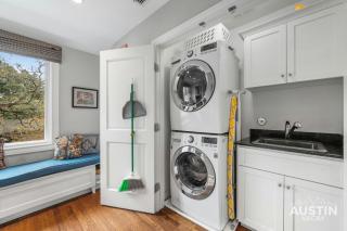Near UT Pet Friendly w Parking 3BR 2.5BA in Walkable Area By Austin Vacay - 1