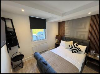 Canterbury Six Luxury Suites with Lounge Kitchen Hot Tub and Free Parking - Canterbury - 3