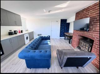 Canterbury Six Luxury Suites with Lounge Kitchen Hot Tub and Free Parking - 1