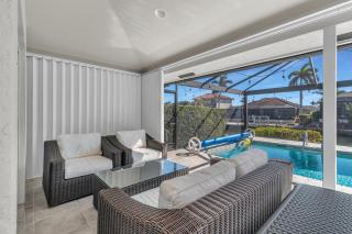 Charming 4 Bed Waterfront Escape w/ Pool and Dock - Marco Island - 5