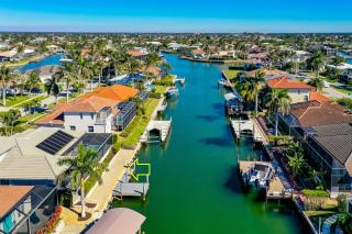Charming 4 Bed Waterfront Escape w/ Pool and Dock - Marco Island - 3