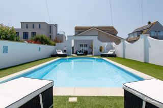 Vibrant Seafront Home for 10 with Pool - 9