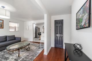 Cozy 3BR Retreat with Parking and Private Yard - Atlanta - 4