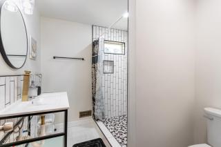 Cozy 3BR Retreat with Parking and Private Yard - Atlanta - 2
