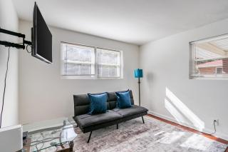 Cozy 3BR Retreat with Parking and Private Yard - Atlanta - 6