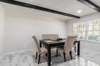 Cozy 3BR Retreat with Parking and Private Yard - Atlanta - 9