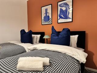 Charming 6Bedroom Barnsley House with Parking Sleeps 12 by PureStay - Barnsley - 9