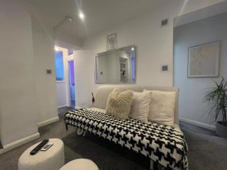By The Beach Central Flat Accommodating 5 Guests - 3