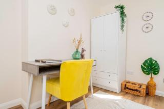 Modern 3-Bedroom 2-Bathroom Flat with Garden at Hanwell - Greenford - 2