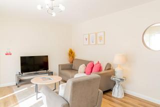 Modern 3-Bedroom 2-Bathroom Flat with Garden at Hanwell - Greenford - 6