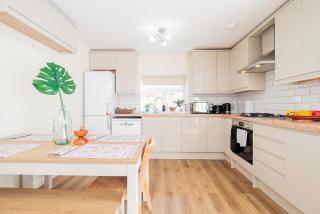 Modern 3-Bedroom 2-Bathroom Flat with Garden at Hanwell - Greenford - 9