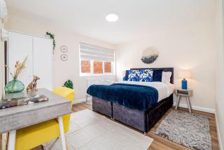 Modern 3-Bedroom 2-Bathroom Flat with Garden at Hanwell - Greenford - 7