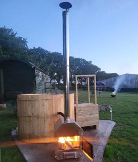 Cosy Off Grid Shepherds Hut with Wood Fired Hot Tub - 4