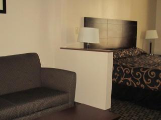 Quality Inn & Suites Near Tanger Outlet Mall - Gonzales - 5
