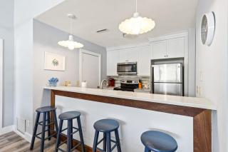 Lagoon Villa 6 - 5 Min Walk to Beach! Top Floor! - Isle of Palms - 1