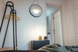 5 Bed Family Home- Free Parking - - 4