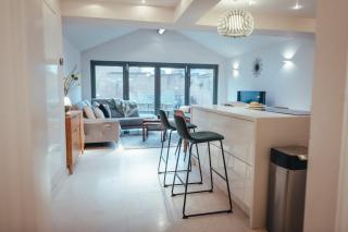 5 Bed Family Home- Free Parking - 7