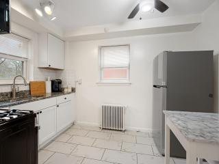 Cozy Charming Unit In Takoma Park - 4