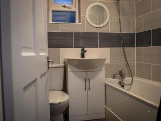 London 4 Bed Contractor Base with Pool Table - 8