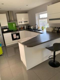 The Cwtch, Porthcawl, Lovely, Spacious Seaside Apartment , Open Views, Sleeps 8 people - 9
