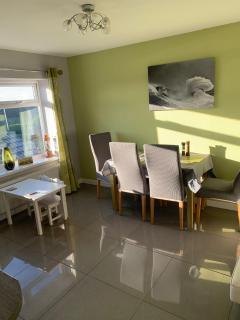 The Cwtch, Porthcawl, Lovely, Spacious Seaside Apartment , Open Views, Sleeps 8 people - Newton - 2