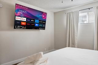 Modern 2B1B Escape with Free Parking - Tempe - 1