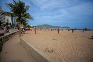 Apto com churrasqueira e wi-fi a 650m da praia - Praia Grande - 0