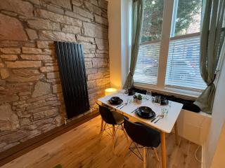 Stunning refurbished main door Marchmont apartment - 8