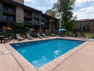 Heated Pool, 2 Hot Tubs, Virtually Ski In Ski Out, Close to Ski School - 8