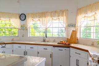 Miss J's Vacation Rental - - 7