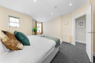Spacious London 2-Bed Flat with a King Bed-Save on Long Stays-5 Separate Beds- Parking Available! - 9