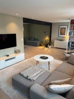 Beautiful house - walking distance of everything - 1