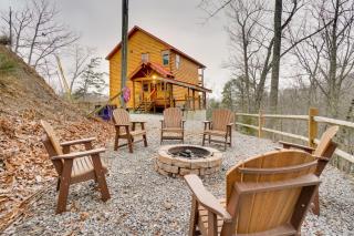 Hot Tub, Game Room and Mtn Views Sevierville Cabin - Sevierville - 0