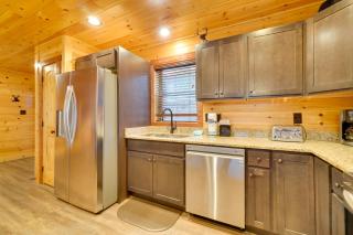 Hot Tub, Game Room and Mtn Views Sevierville Cabin - Sevierville - 6
