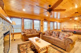 Hot Tub, Game Room and Mtn Views Sevierville Cabin - Sevierville - 5