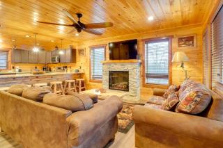 Hot Tub, Game Room and Mtn Views Sevierville Cabin - Sevierville - 4