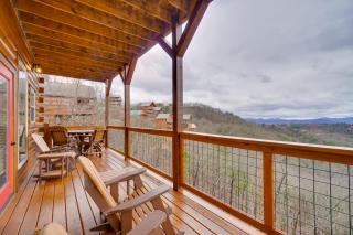 Mtn-View Cabin with Hot Tub and Balcony in Sevierville - Sevierville - 0