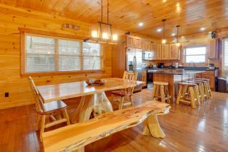 Mtn-View Cabin with Hot Tub and Balcony in Sevierville - Sevierville - 2