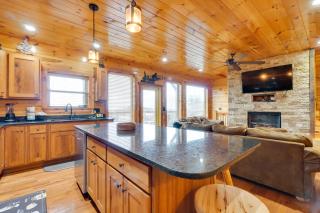 Mtn-View Cabin with Hot Tub and Balcony in Sevierville - Sevierville - 3