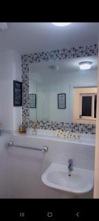 Cozy Modern Luxe Escape - Great Burstead - 9