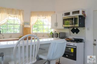 Miss J's Vacation Rental - - 4