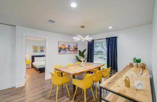 5-BD Modern Central Getaway w Hot Tub - Mins to DT - 3