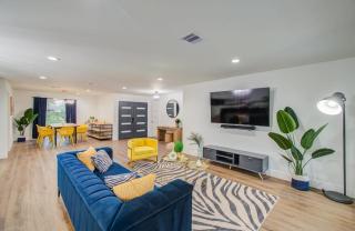 5-BD Modern Central Getaway w Hot Tub - Mins to DT - 6