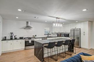 5-BD Modern Central Getaway w Hot Tub - Mins to DT - 1